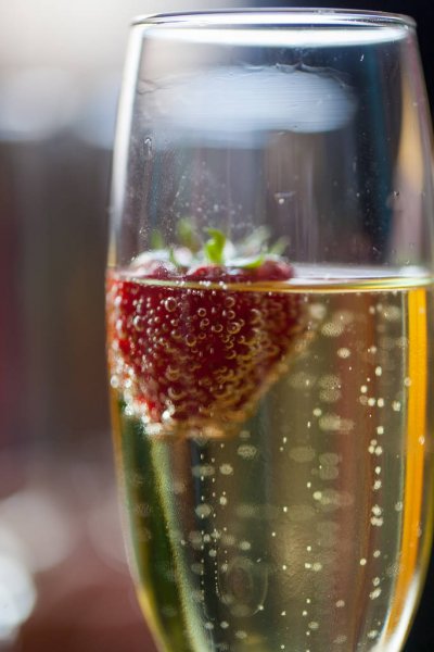 Sparkling Wine vs. Food